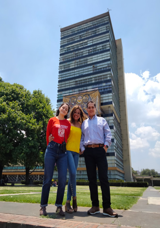 Visitantes frente a la Torre de Rectoría
